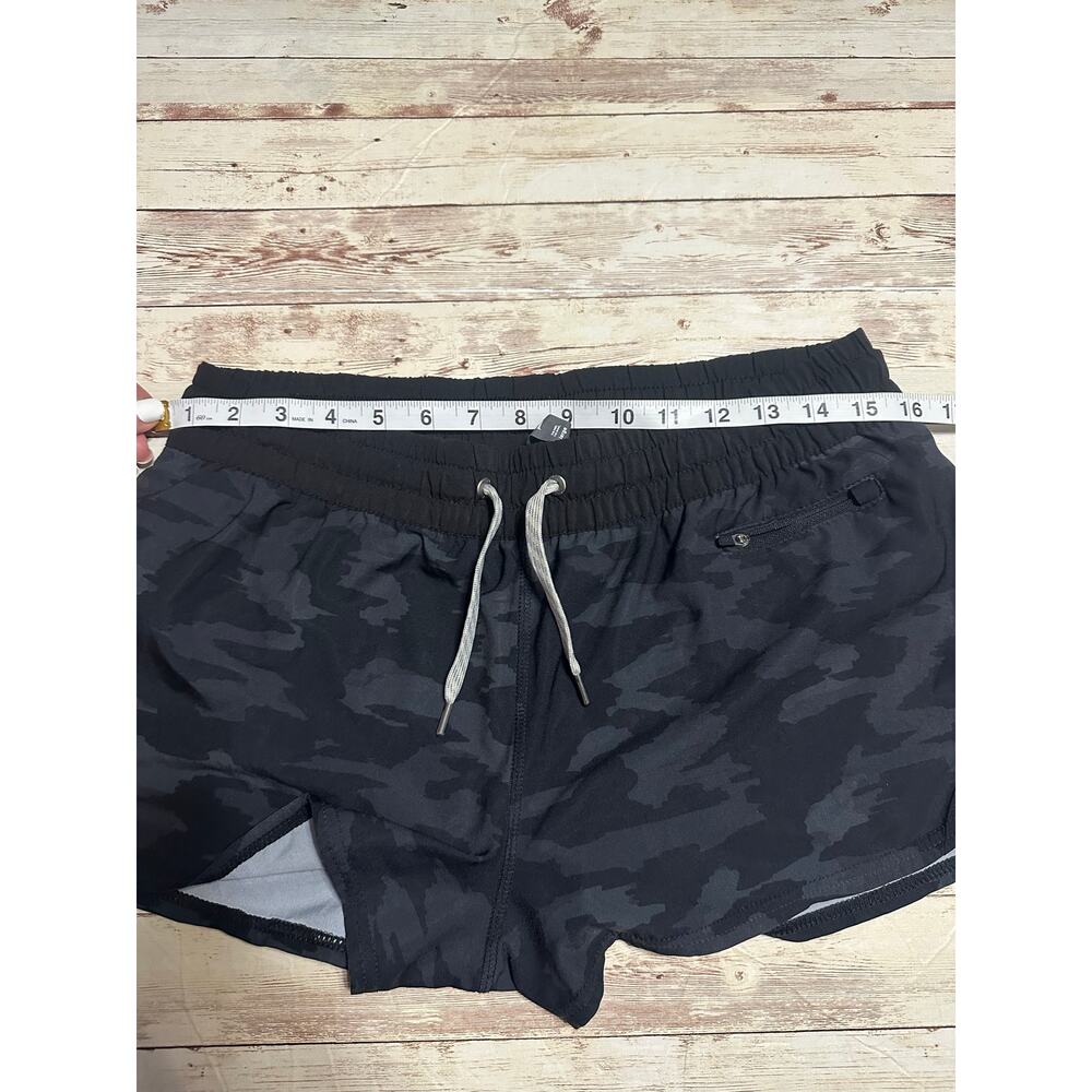 Vuori Clementine 2.5" Shorts Women's Size Large Black Gray Camo Running Active - Picture 6 of 6